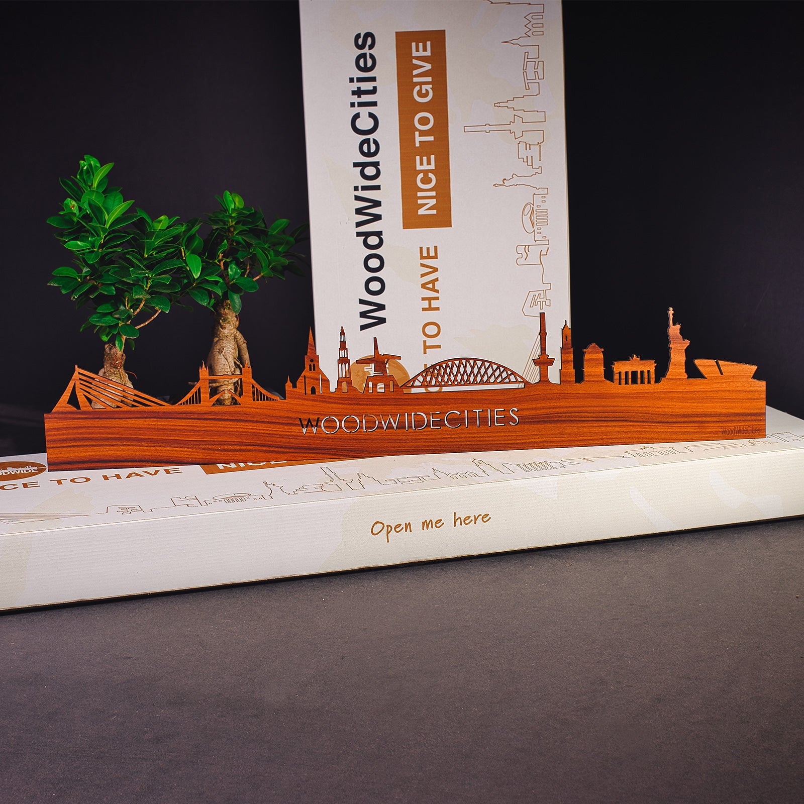 Skyline Barcelona Palissander houten cadeau decoratie relatiegeschenk van WoodWideCities