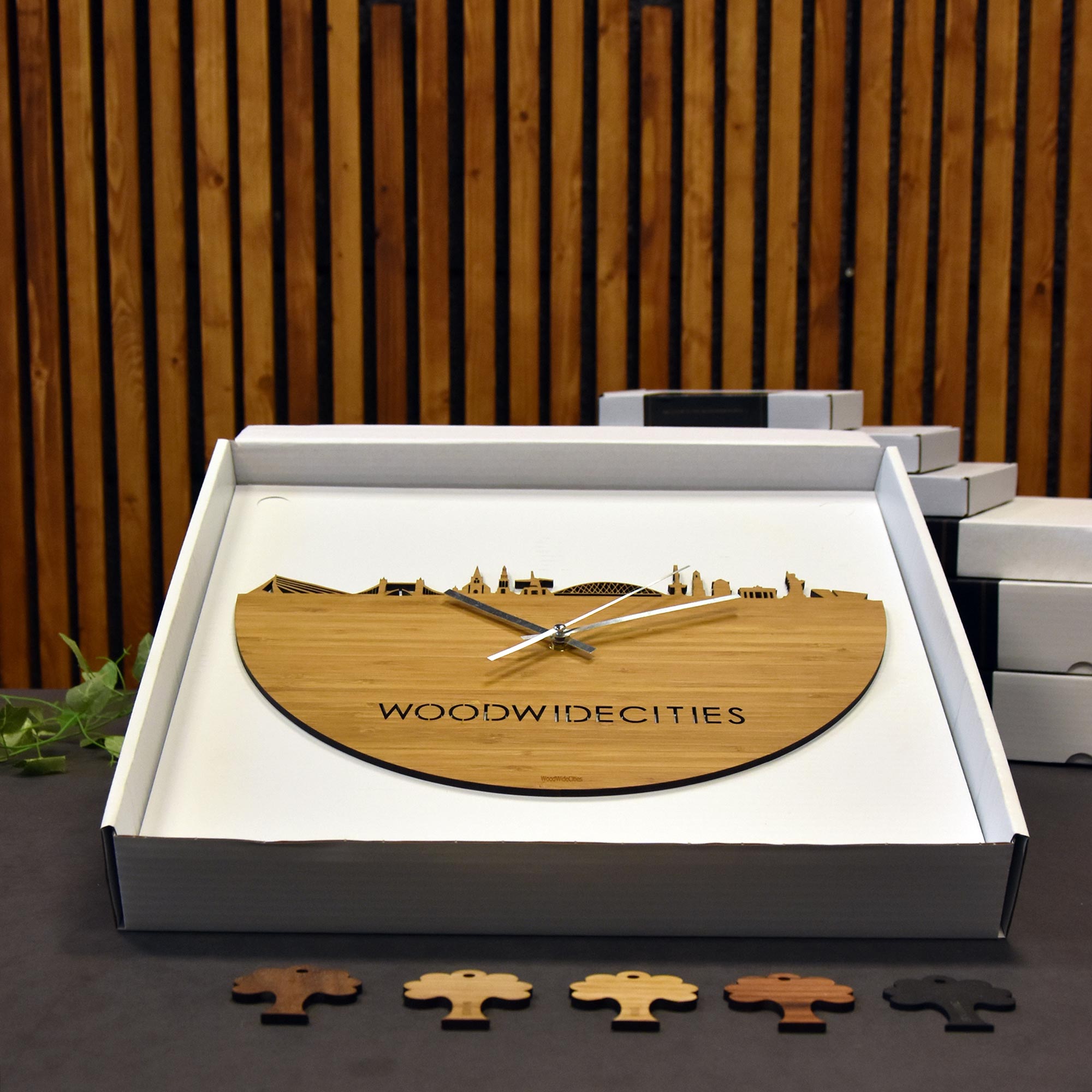 Skyline Klok Alphen aan den Rijn Eiken houten cadeau decoratie relatiegeschenk van WoodWideCities