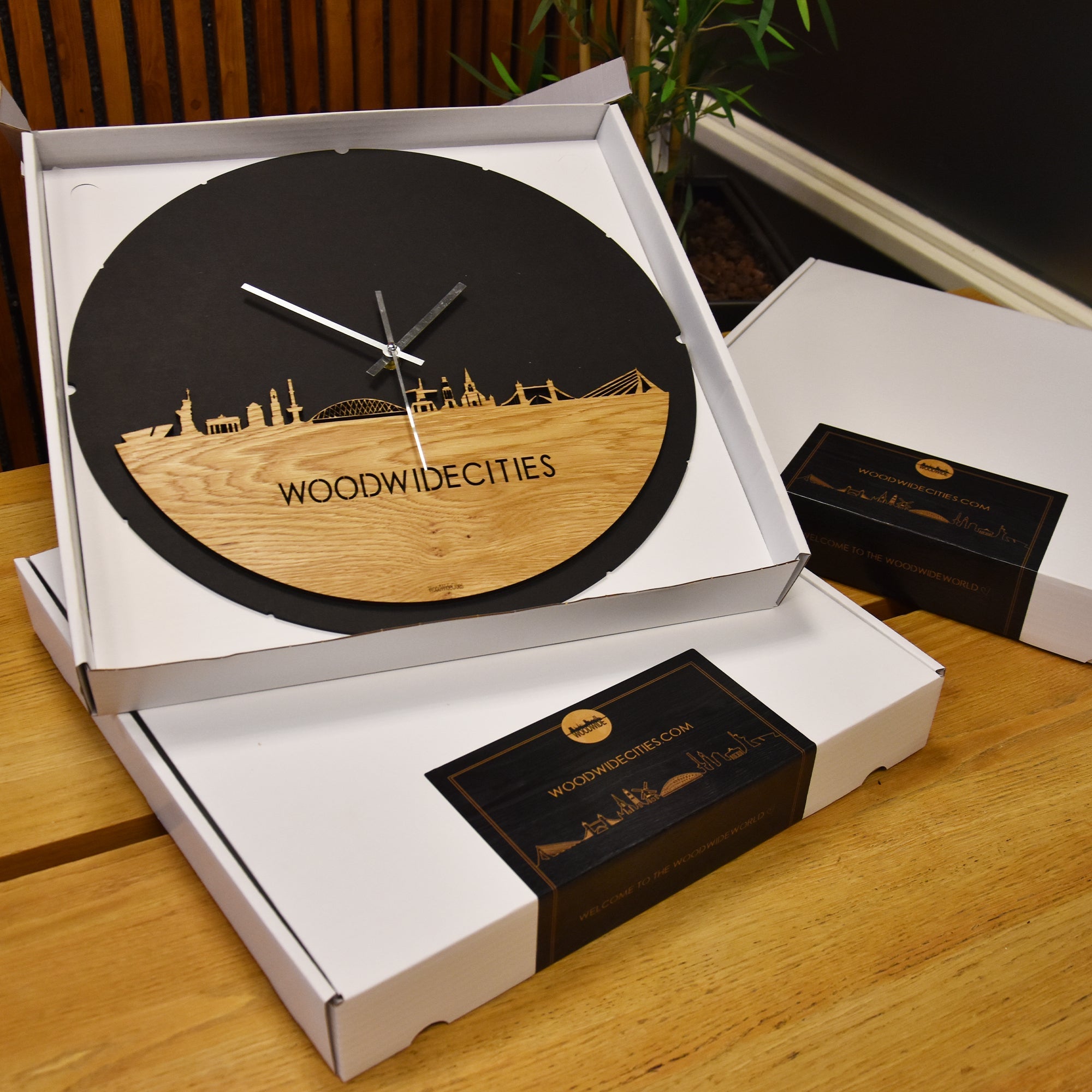 Skyline Klok Rond Aalst Eiken houten cadeau decoratie relatiegeschenk van WoodWideCities