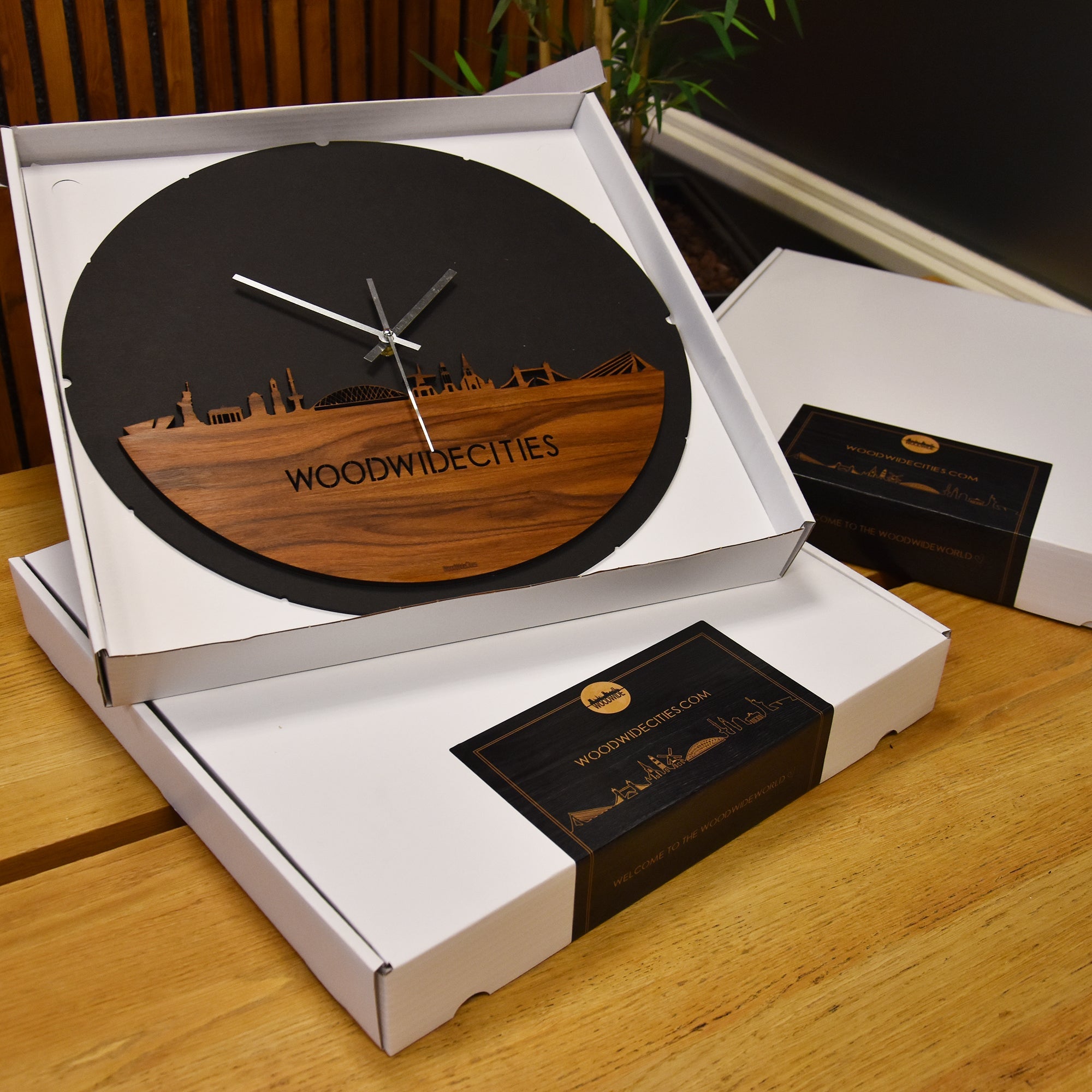 Skyline Klok Rond Aalst Palissander houten cadeau decoratie relatiegeschenk van WoodWideCities