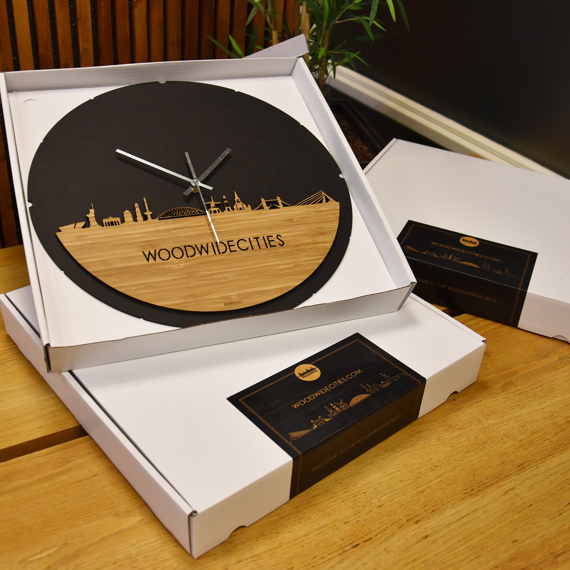 Skyline Klok Rond Alphen aan den Rijn Bamboe houten cadeau decoratie relatiegeschenk van WoodWideCities