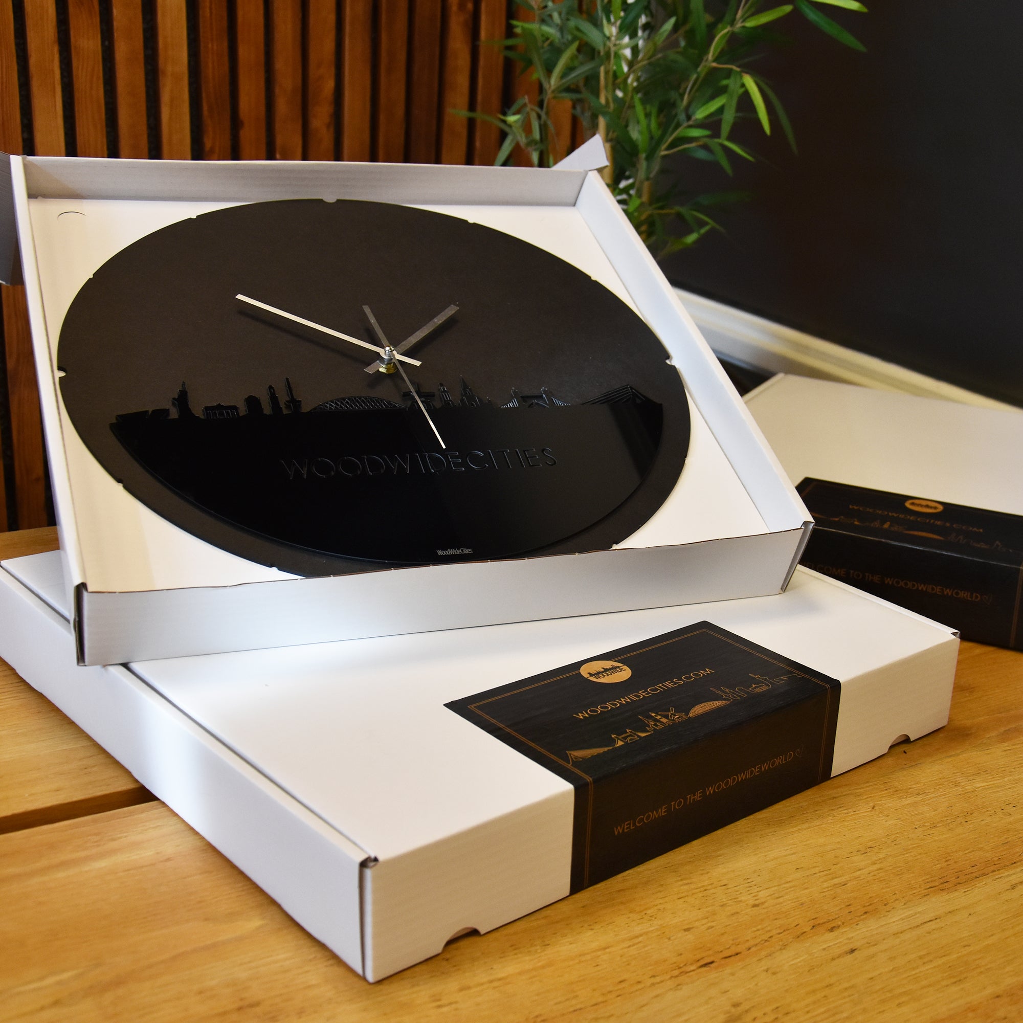 Skyline Klok Rond Beilen Zwart glanzend gerecycled kunststof cadeau decoratie relatiegeschenk van WoodWideCities