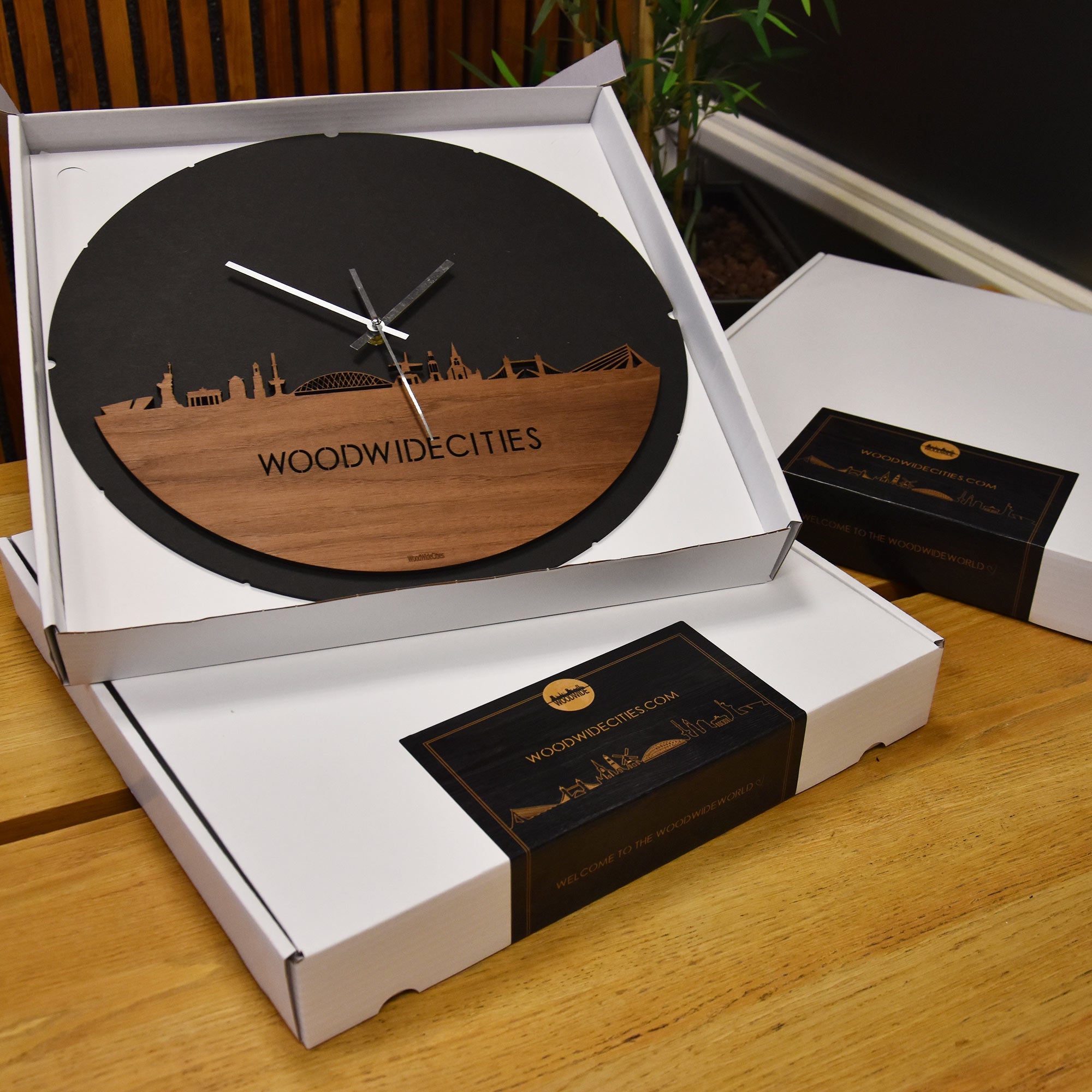 Skyline Klok Rond Beringe Noten houten cadeau decoratie relatiegeschenk van WoodWideCities