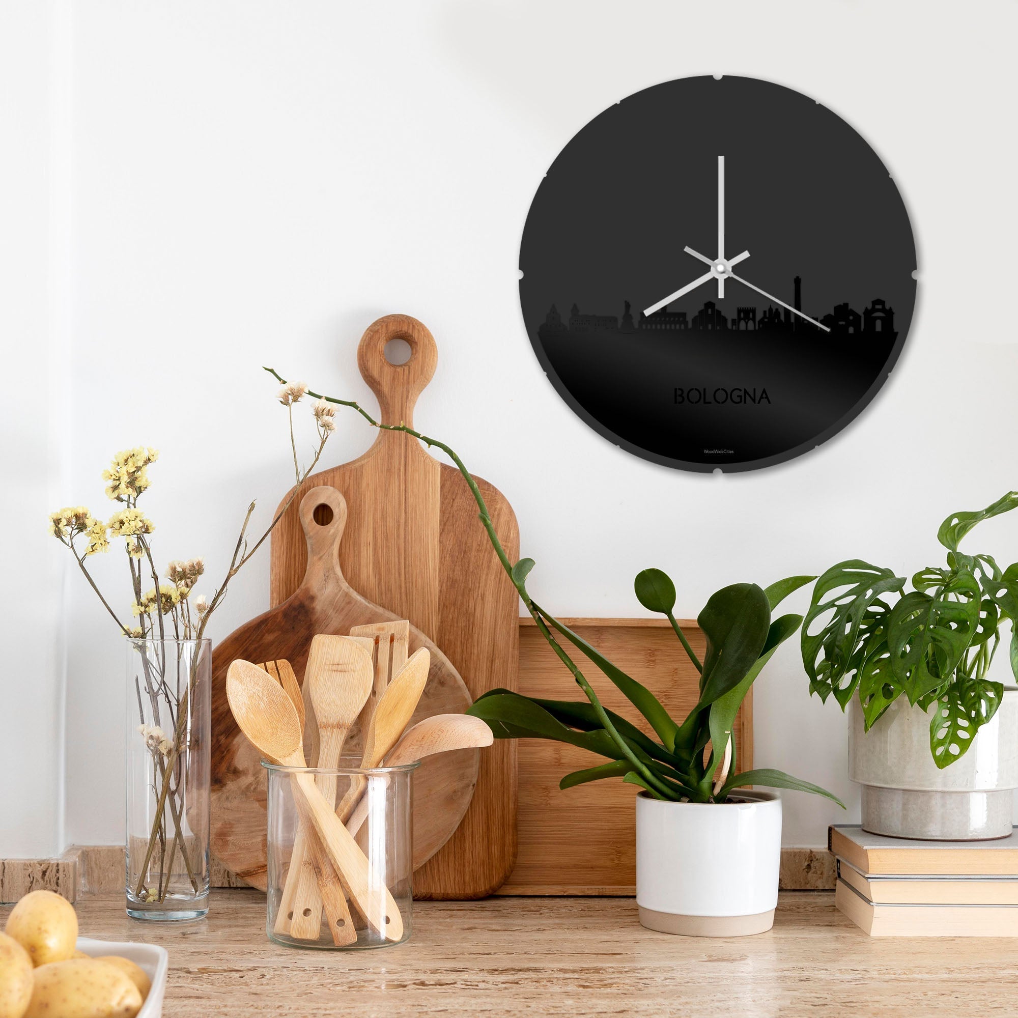 Skyline Klok Rond Bologna Zwart glanzend gerecycled kunststof cadeau decoratie relatiegeschenk van WoodWideCities