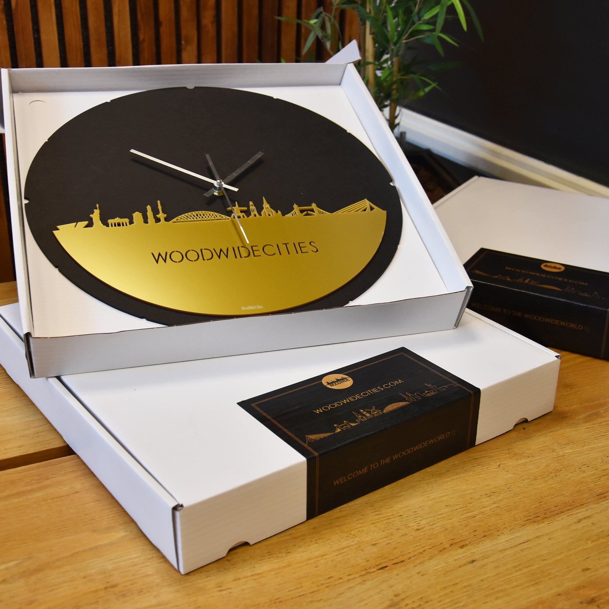 Skyline Klok Rond Huissen Metallic Goud gerecycled kunststof cadeau decoratie relatiegeschenk van WoodWideCities