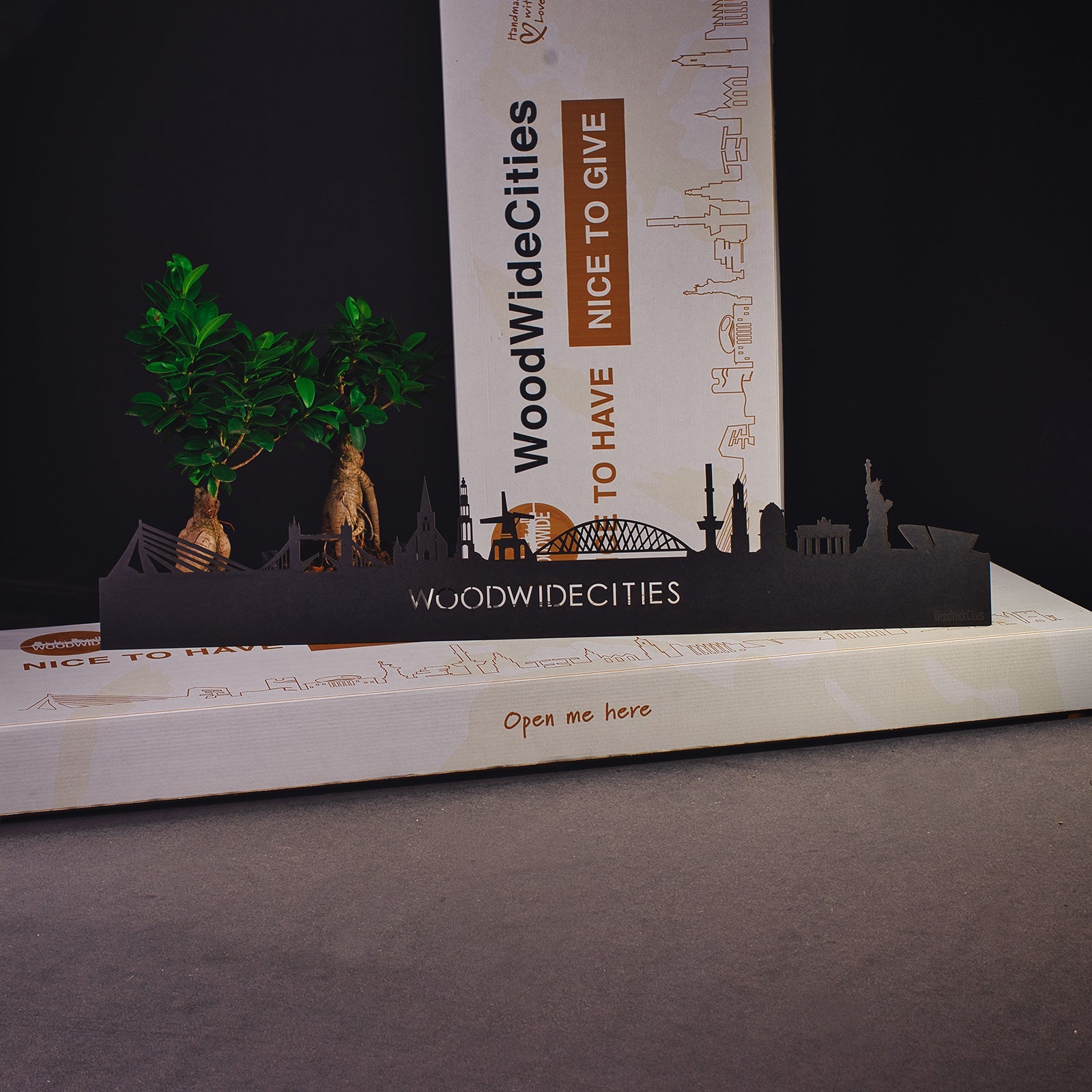 Skyline Schiphol Zwart houten cadeau decoratie relatiegeschenk van WoodWideCities