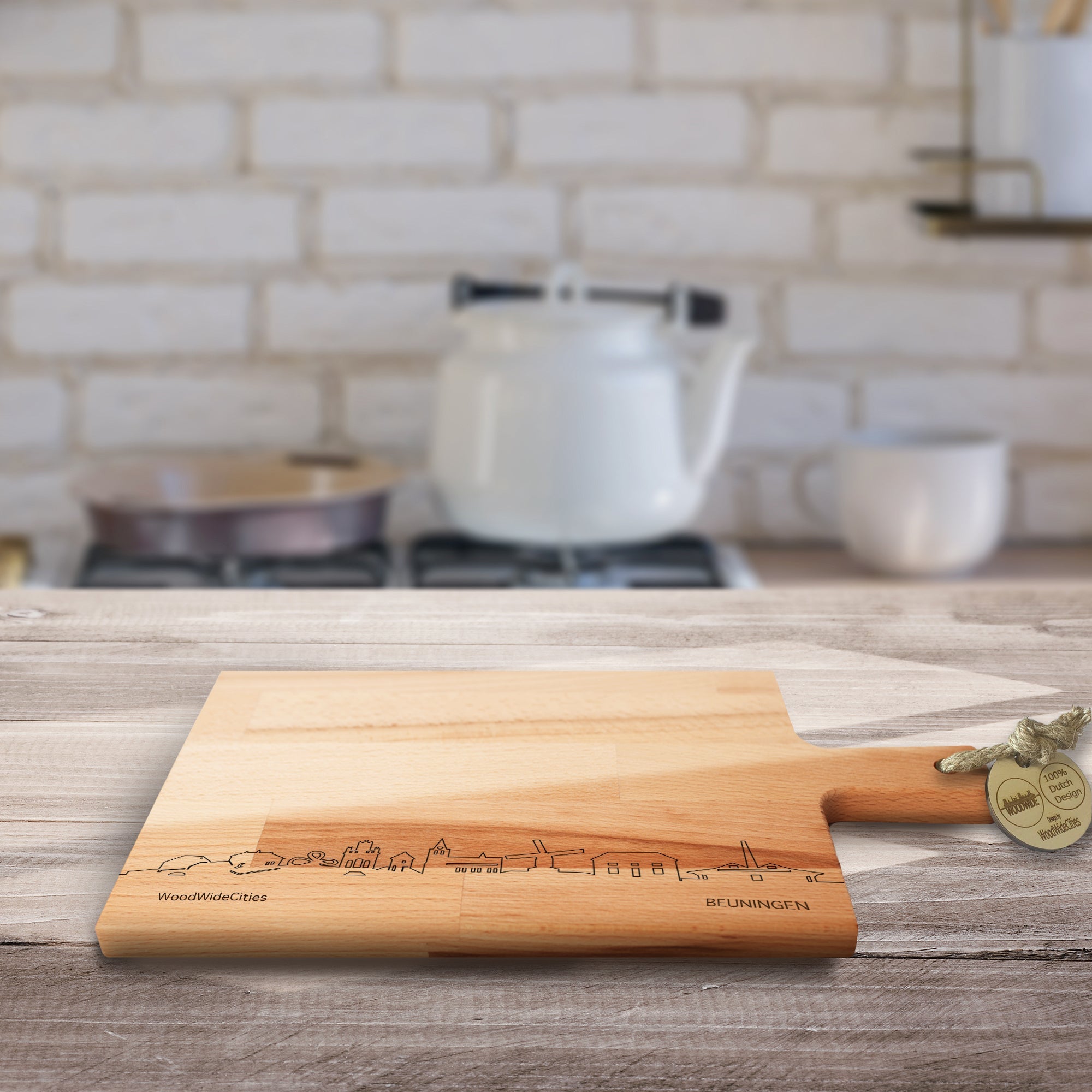 Skyline Serveerplank Beuningen houten cadeau decoratie relatiegeschenk van WoodWideCities