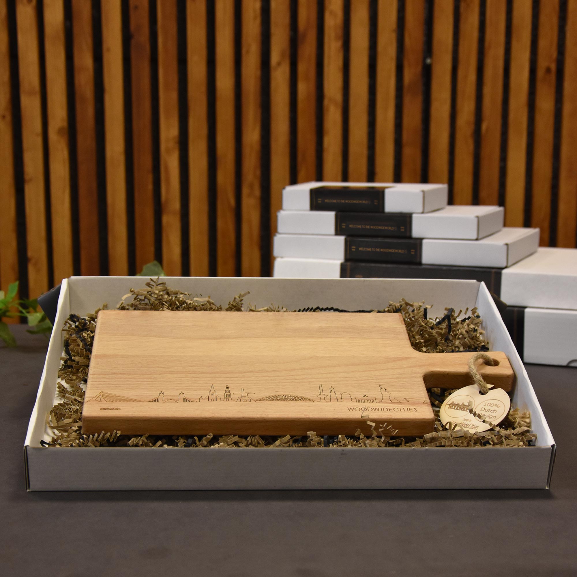Skyline Serveerplank Geldrop houten cadeau decoratie relatiegeschenk van WoodWideCities