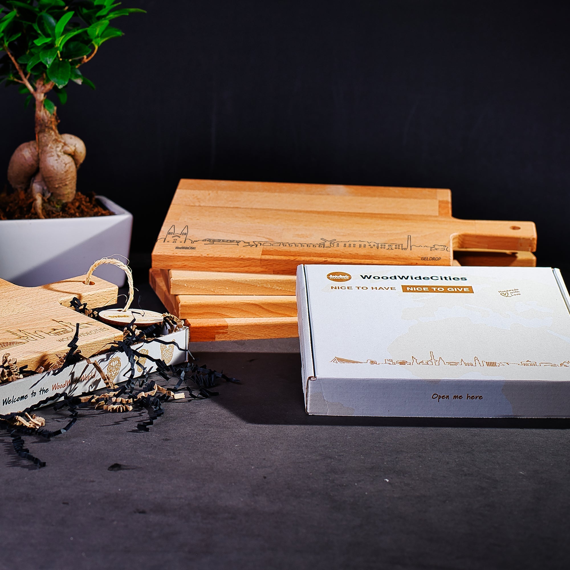 Skyline Serveerplank Geldrop houten cadeau decoratie relatiegeschenk van WoodWideCities