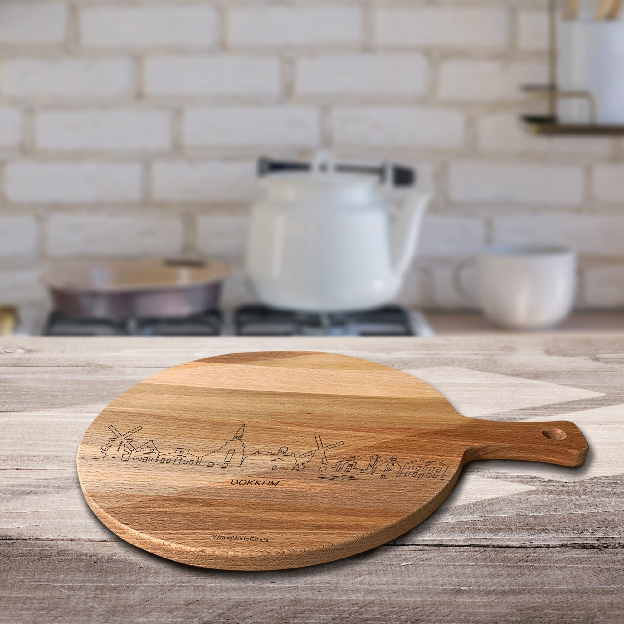 Skyline Serveerplank Rond Dokkum houten cadeau decoratie relatiegeschenk van WoodWideCities