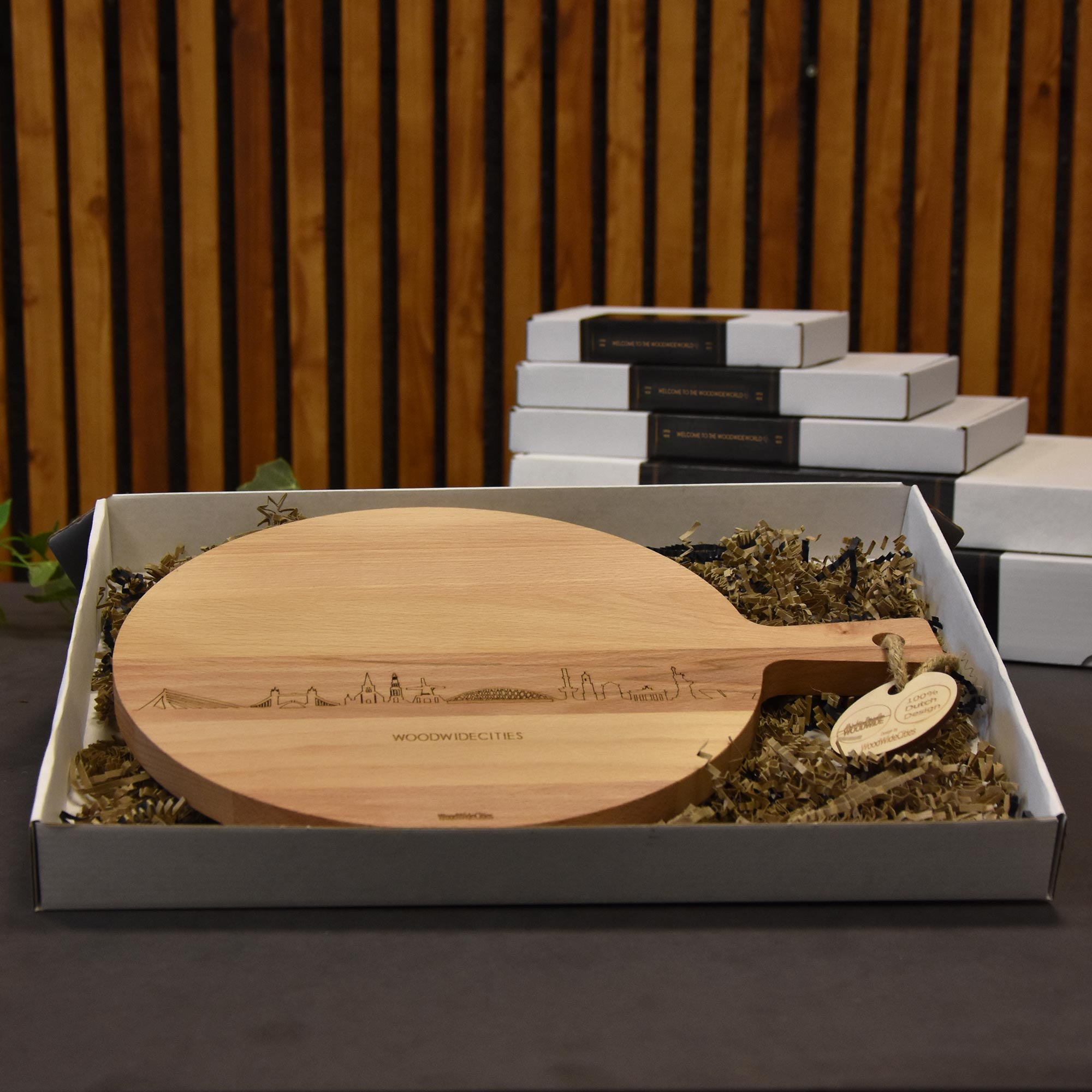 Skyline Serveerplank Rond Heerde houten cadeau decoratie relatiegeschenk van WoodWideCities