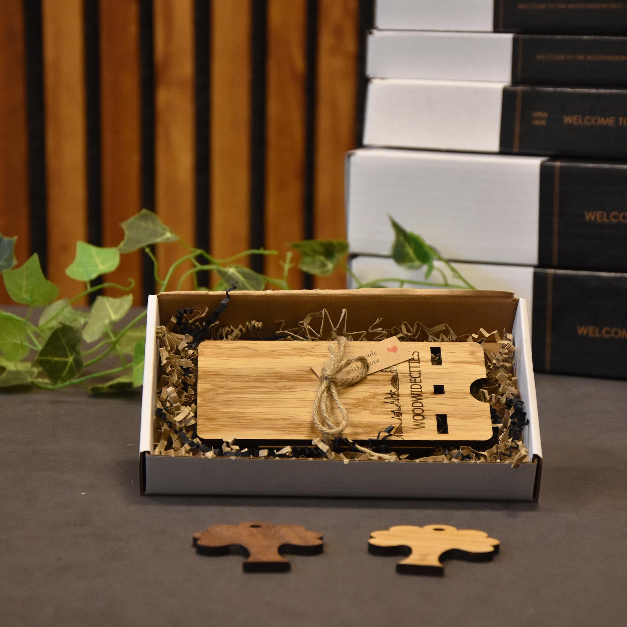 Skyline Telefoonhouder Beuningen houten cadeau decoratie relatiegeschenk van WoodWideCities