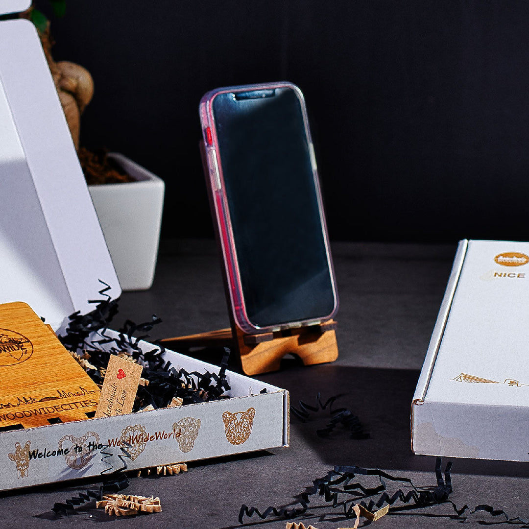 Skyline Telefoonhouder Sneek houten cadeau decoratie relatiegeschenk van WoodWideCities