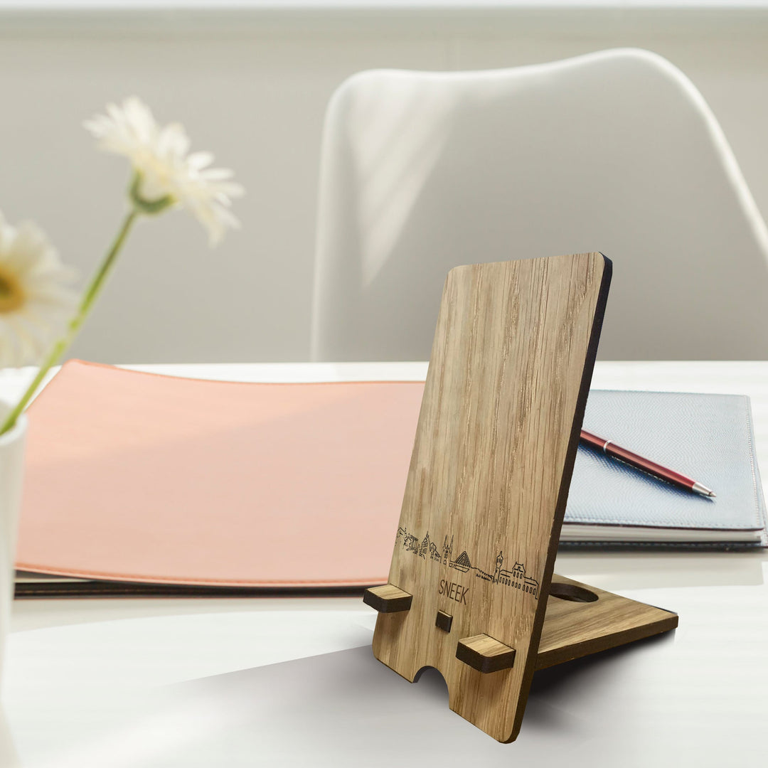 Skyline Telefoonhouder Sneek houten cadeau decoratie relatiegeschenk van WoodWideCities